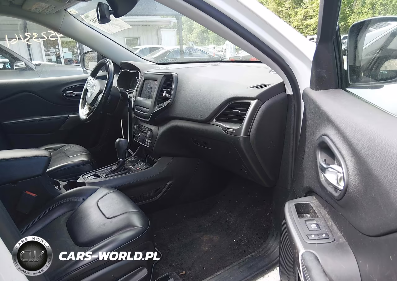 2019 Jeep Cherokee Latitude Plus 4X4 VIN:1C4PJMLB3KD107894 - 5