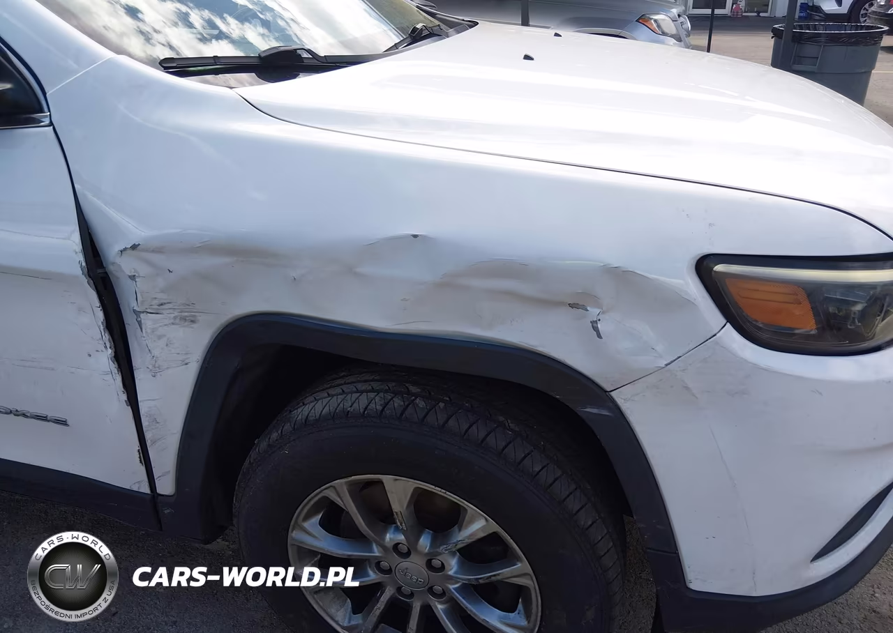 2019 Jeep Cherokee Latitude Plus 4X4 VIN:1C4PJMLB3KD107894 - 6