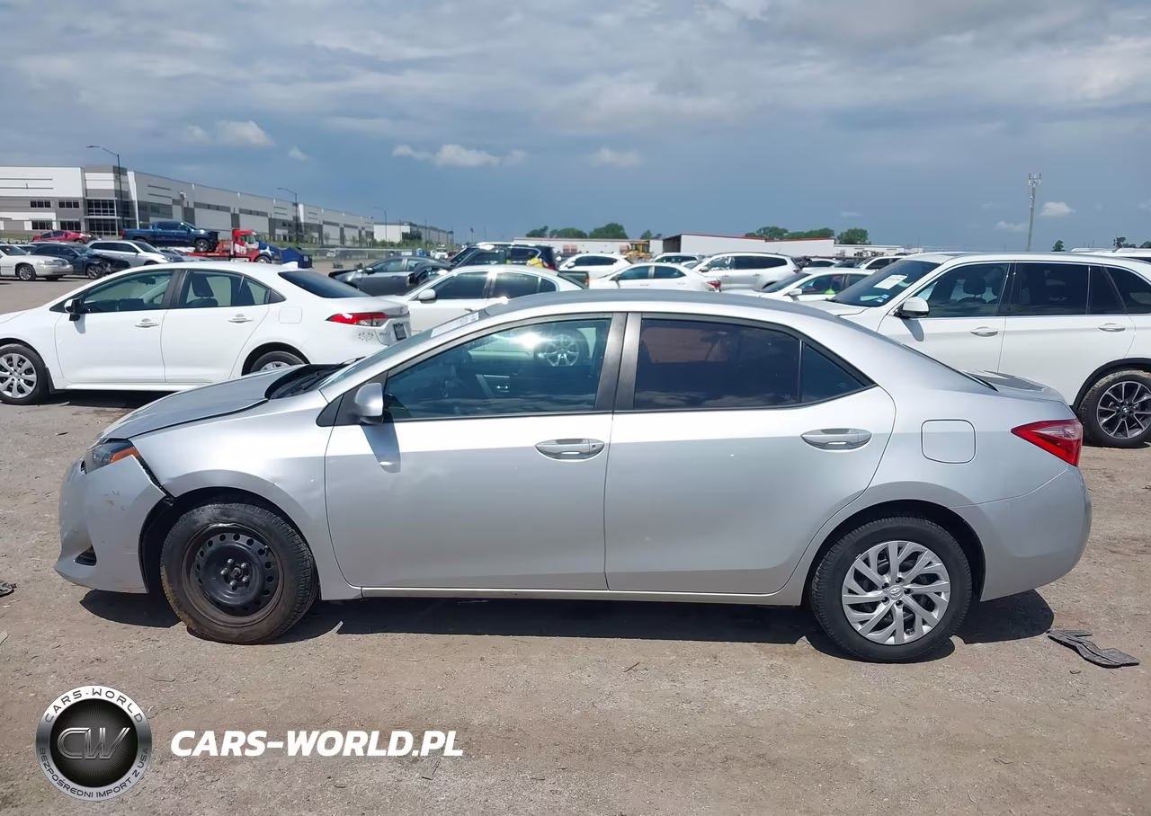 2018 Toyota Corolla Le VIN:5YFBURHE3JP849693 - 14