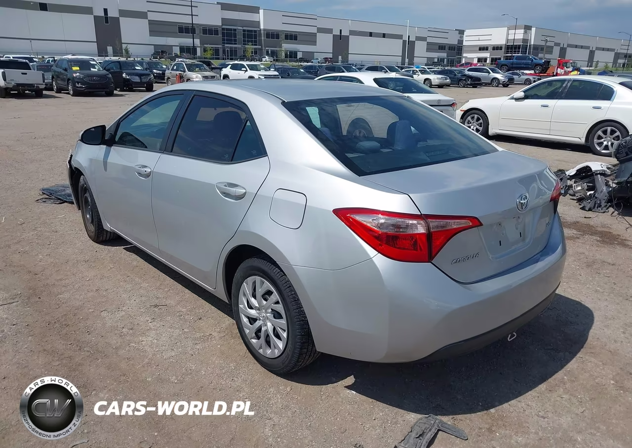 2018 Toyota Corolla Le VIN:5YFBURHE3JP849693 - 3