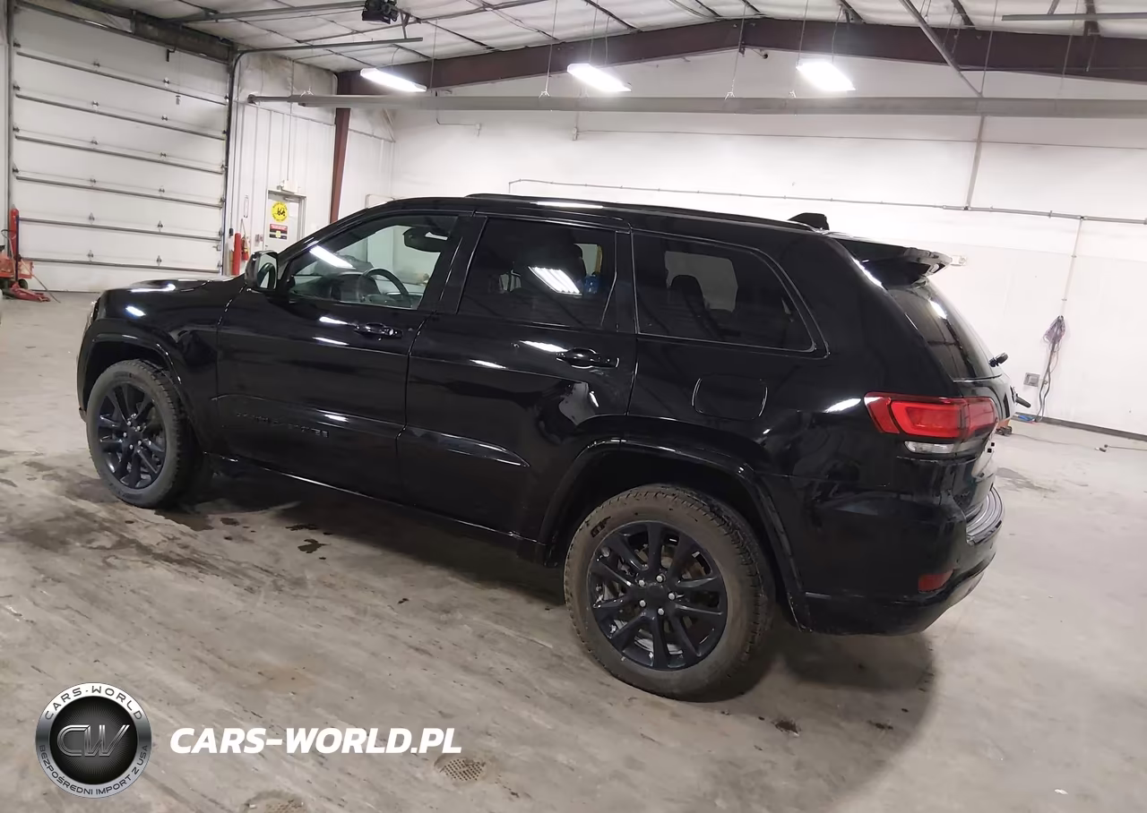 2018 Jeep Grand Cherokee Altitude 4X4 VIN:1C4RJFAG1JC203868 - 3