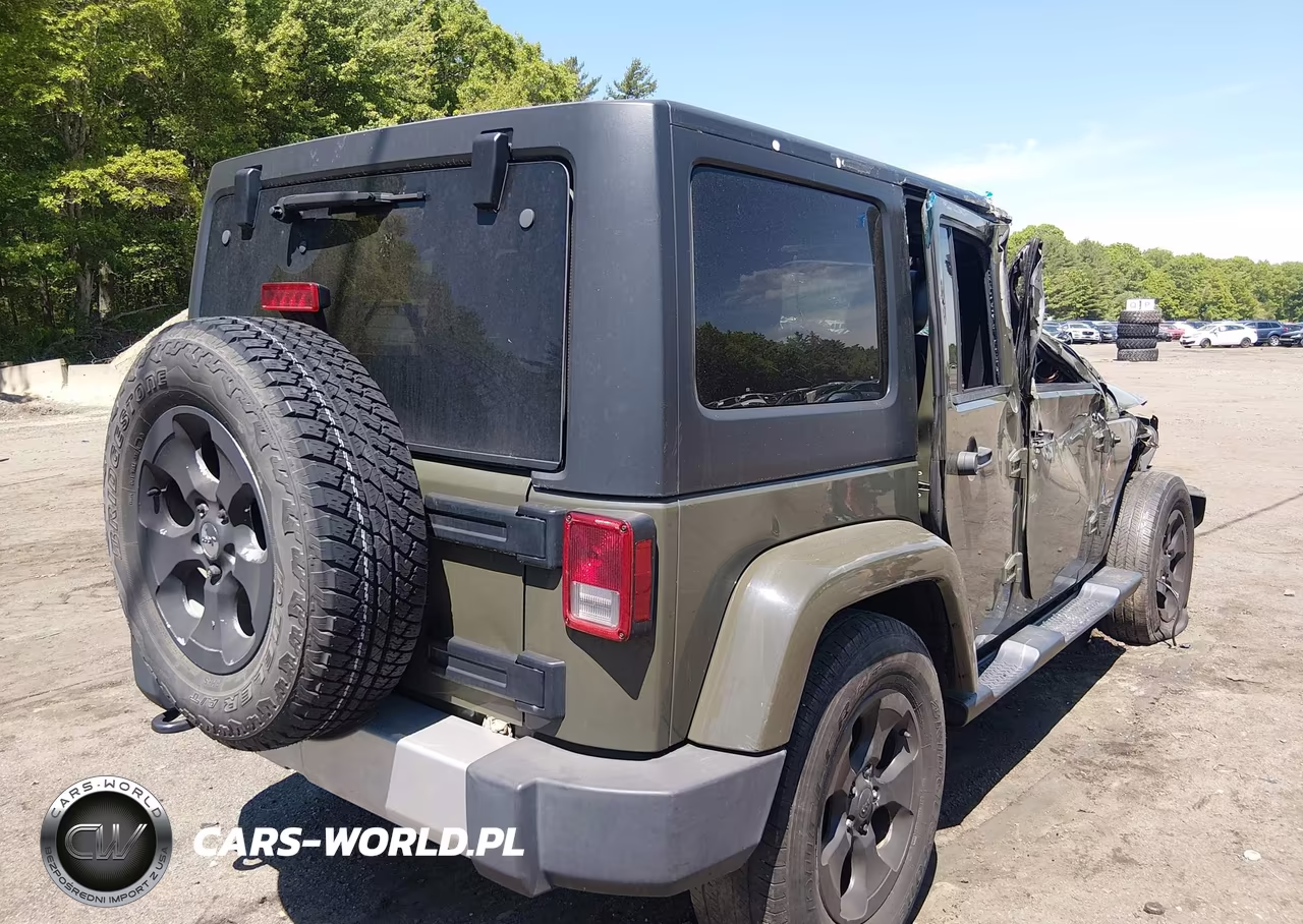 2015 Jeep Wrangler Unlimited Sahara VIN:1C4HJWEG4FL538118 - 4