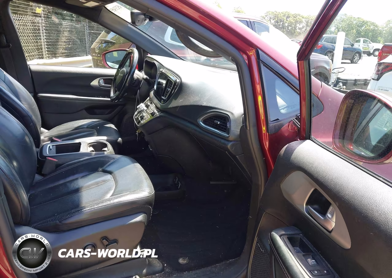 2019 Chrysler Pacifica Touring L Plus VIN:2C4RC1EG7KR540237 - 5