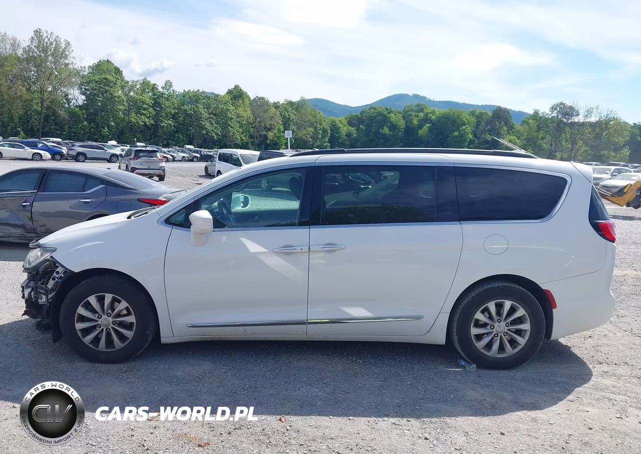 2017 Chrysler Pacifica Touring-L VIN:2C4RC1BG3HR687992 - 15
