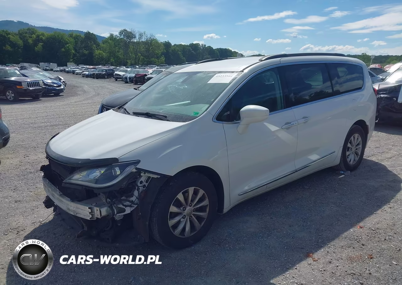 2017 Chrysler Pacifica Touring-L VIN:2C4RC1BG3HR687992 - 2