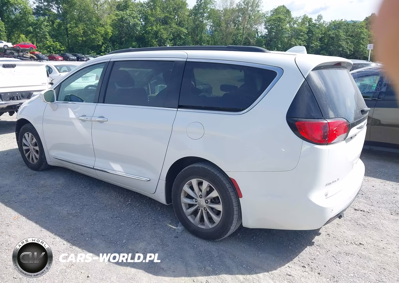 2017 Chrysler Pacifica Touring-L VIN:2C4RC1BG3HR687992 - 3