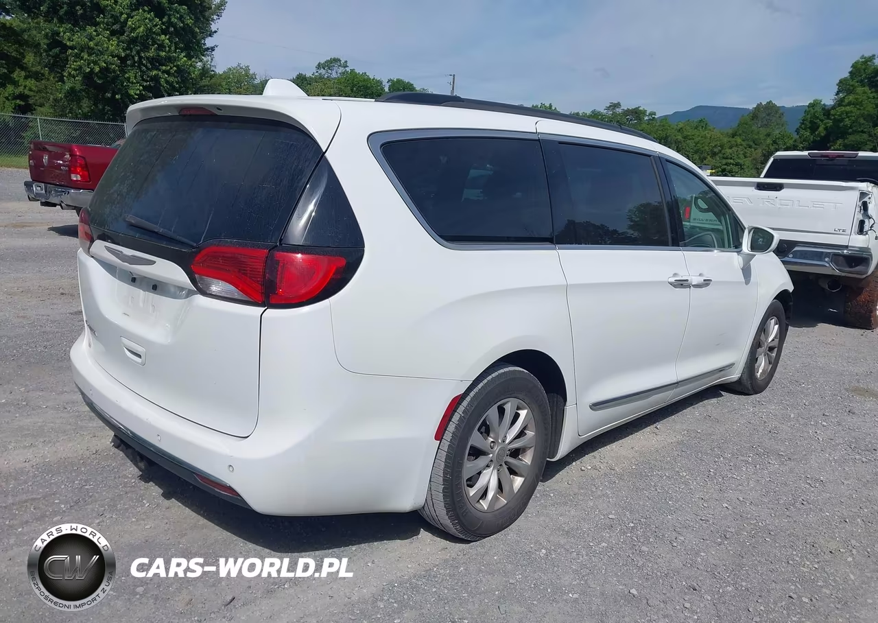 2017 Chrysler Pacifica Touring-L VIN:2C4RC1BG3HR687992 - 4