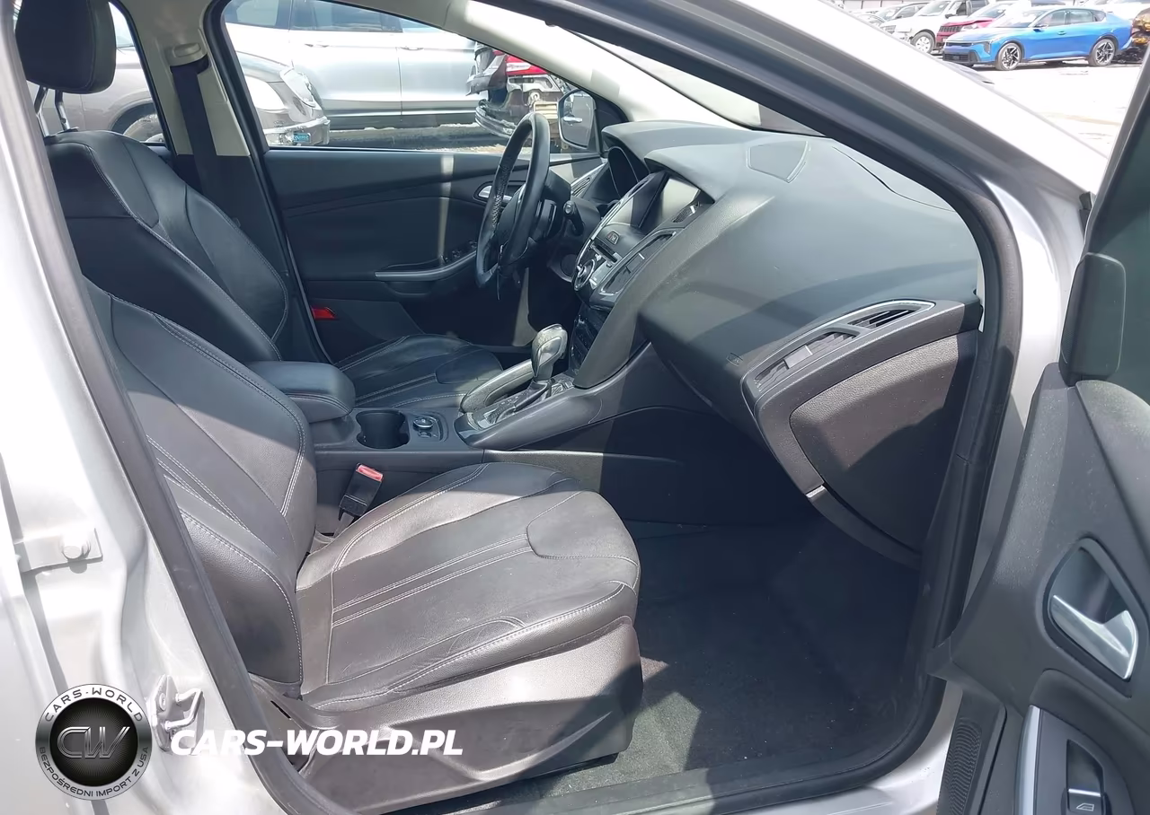 2012 Ford Focus Titanium VIN:1FAHP3N22CL361958 - 5