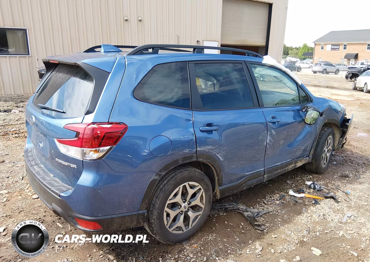2023 Subaru Forester Premium VIN:JF2SKADC8PH491993 - 4