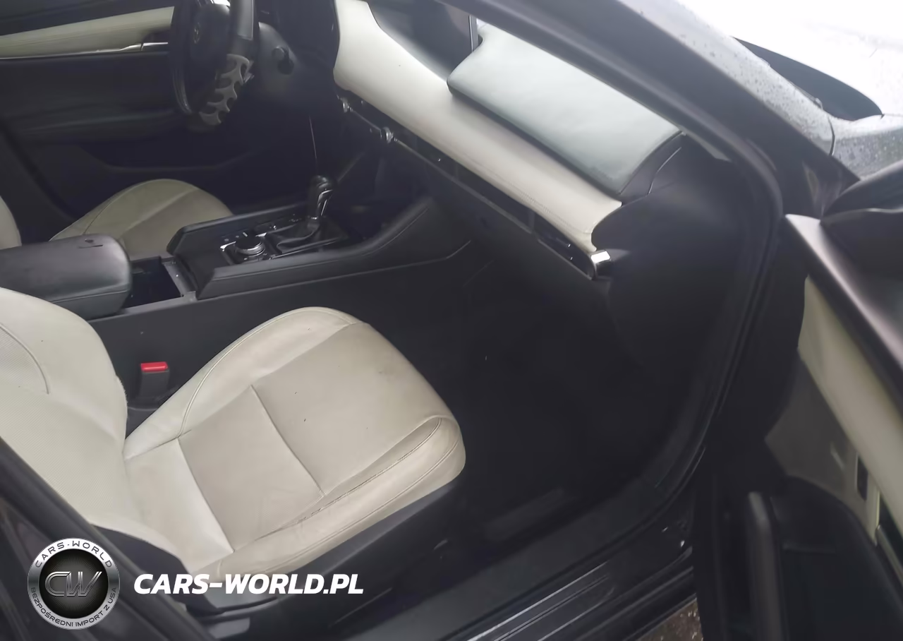 2020 Mazda Mazda3 Premium Package VIN:JM1BPAEM6L1171582 - 5