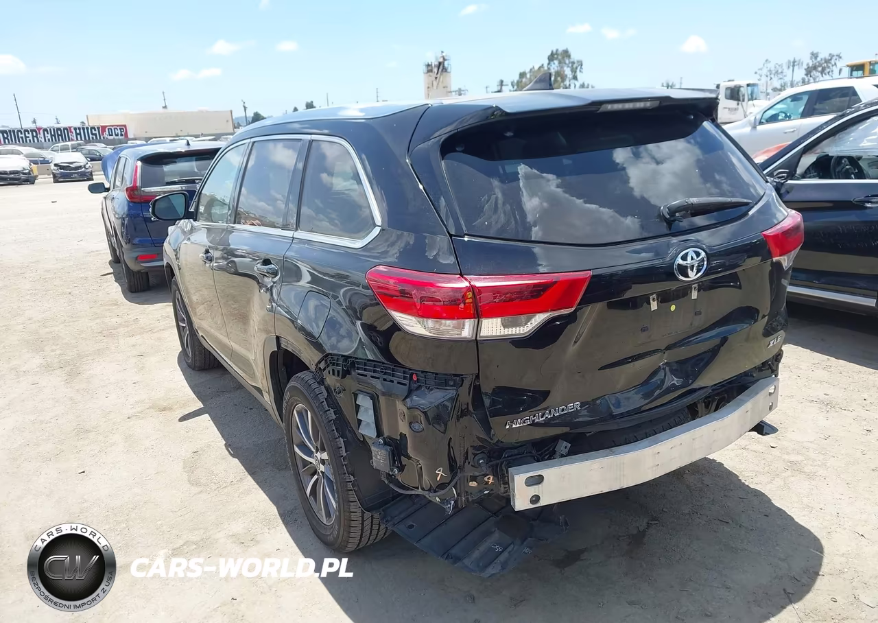 2019 Toyota Highlander Xle VIN:5TDKZRFH8KS565659 - 3
