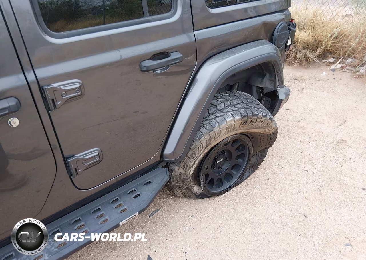2018 Jeep Wrangler Unlimited Sahara 4X4 VIN:1C4HJXEG6JW165094 - 6
