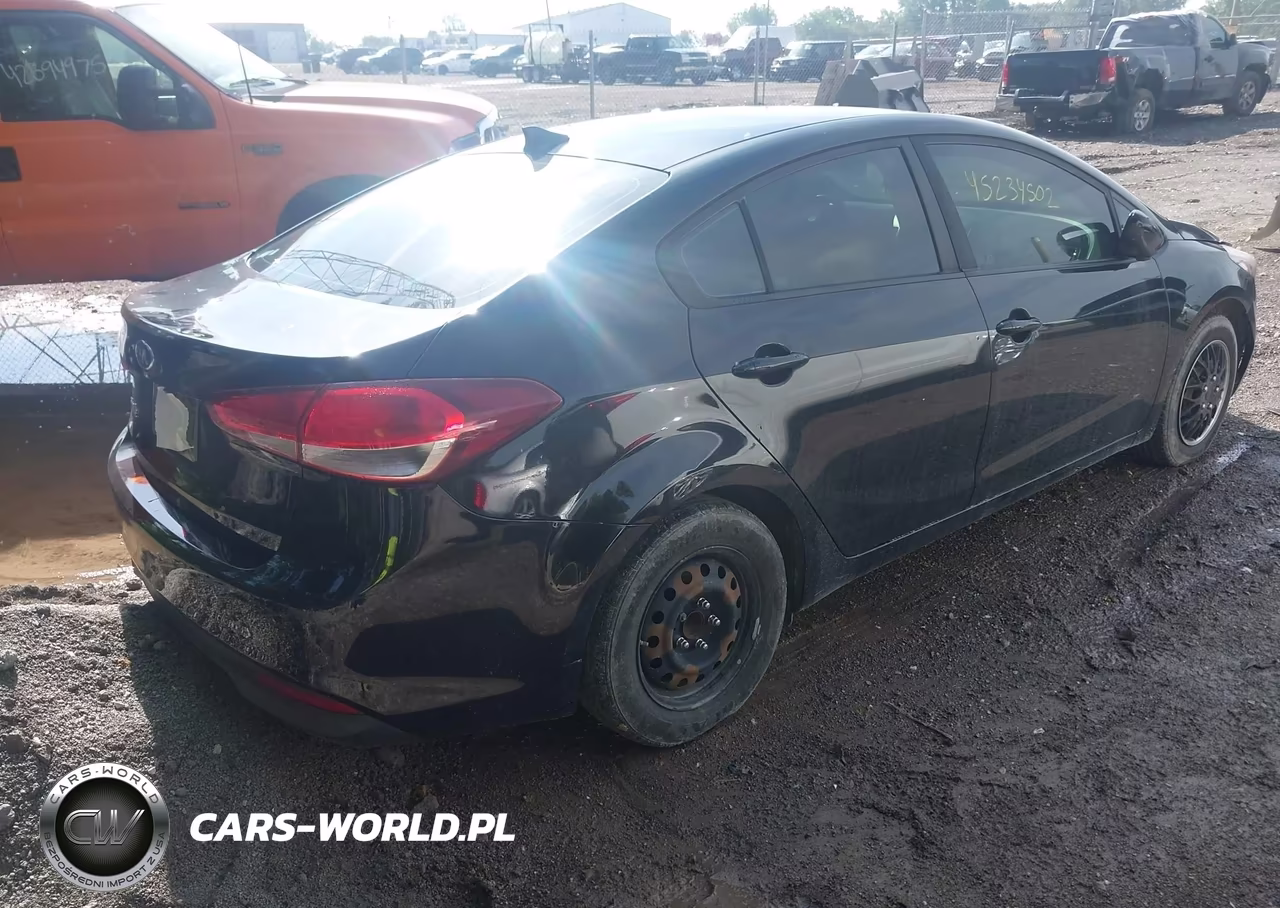 2017 Kia Forte Lx VIN:3KPFK4A7XHE158341 - 4