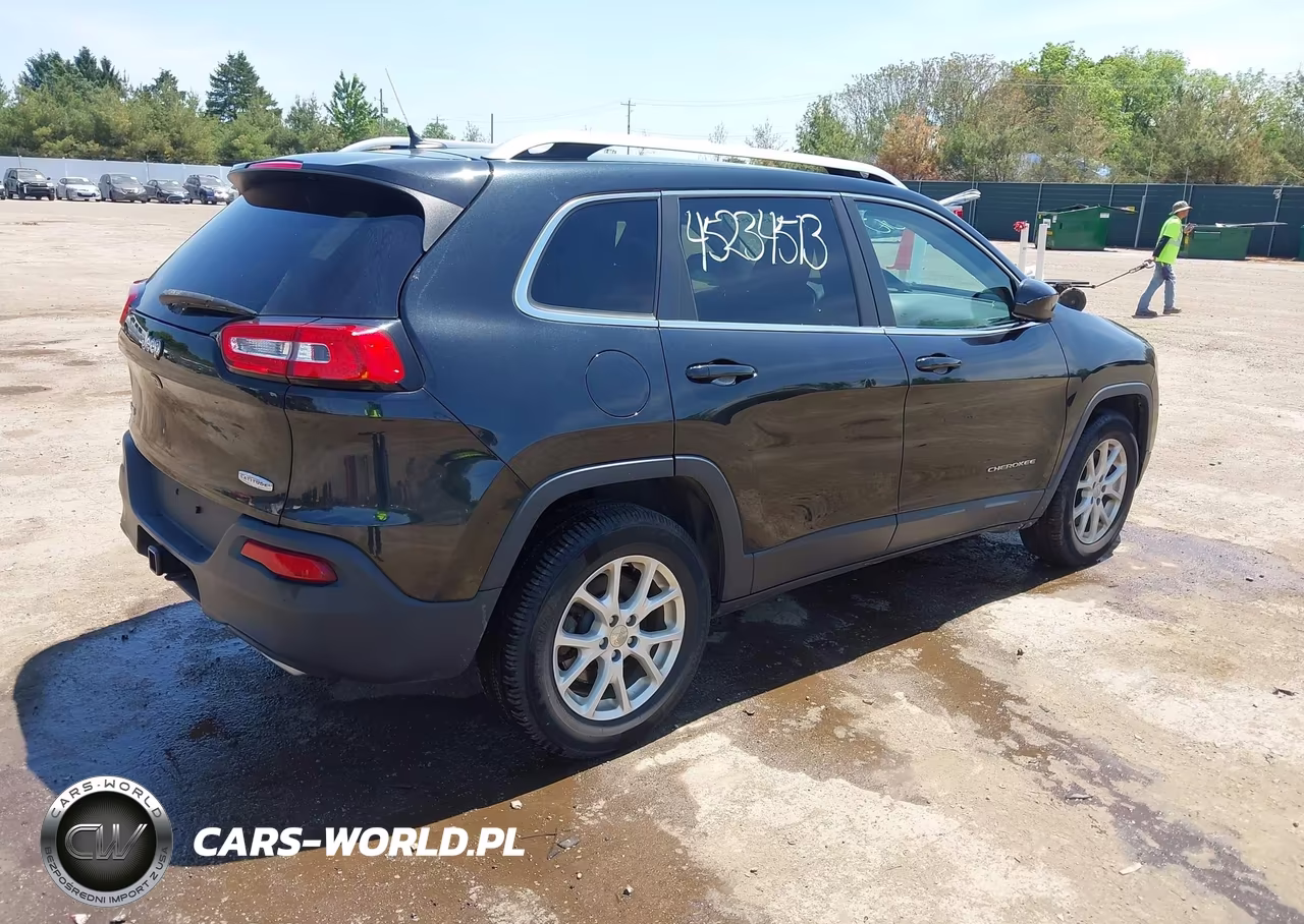 2015 Jeep Cherokee Latitude VIN:1C4PJMCS8FW564842 - 4