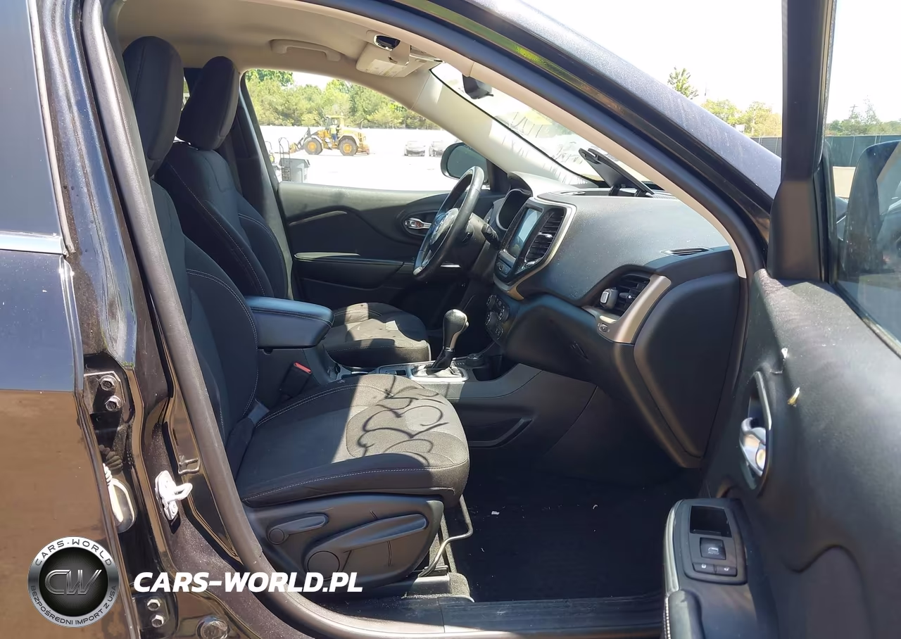 2015 Jeep Cherokee Latitude VIN:1C4PJMCS8FW564842 - 5