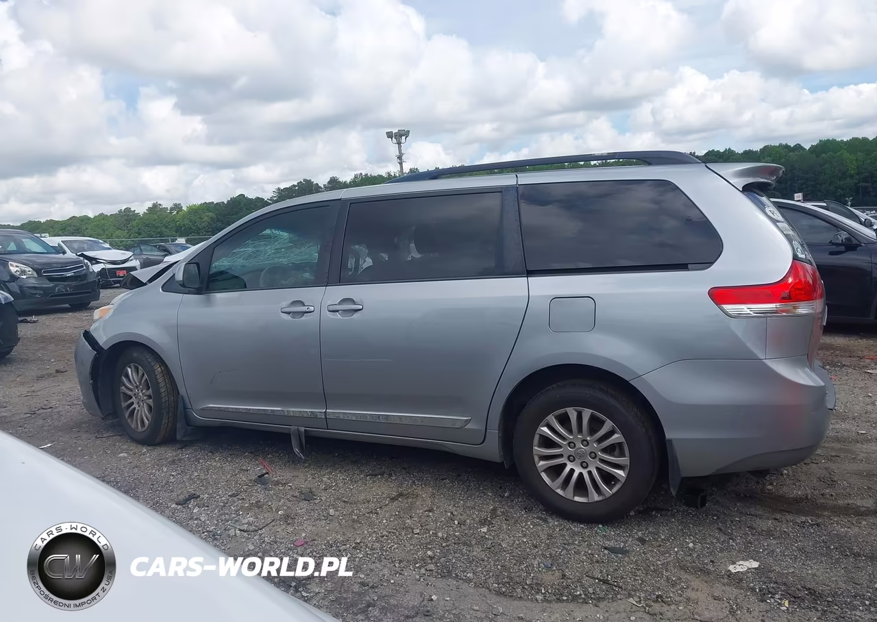 2013 Toyota Sienna Xle V6 8 Passenger VIN:5TDYK3DC9DS318902 - 13