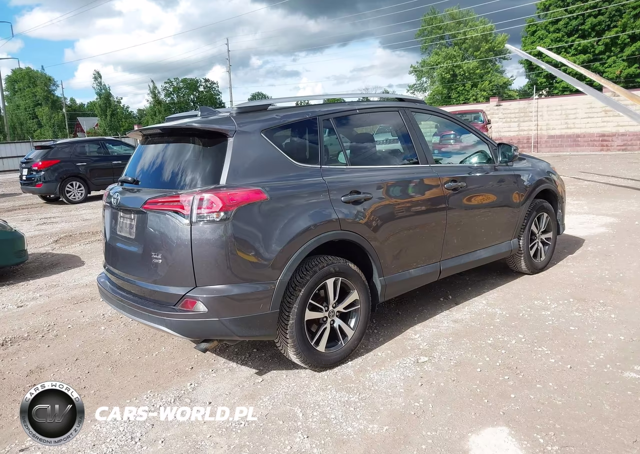 2018 Toyota Rav4 Xle VIN:2T3RFREV4JW704164 - 4