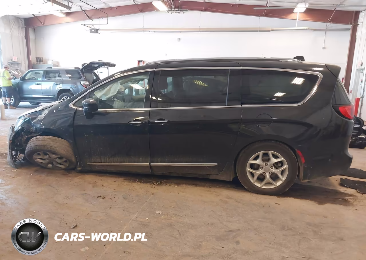 2018 Chrysler Pacifica Touring L VIN:2C4RC1BG5JR166956 - 13