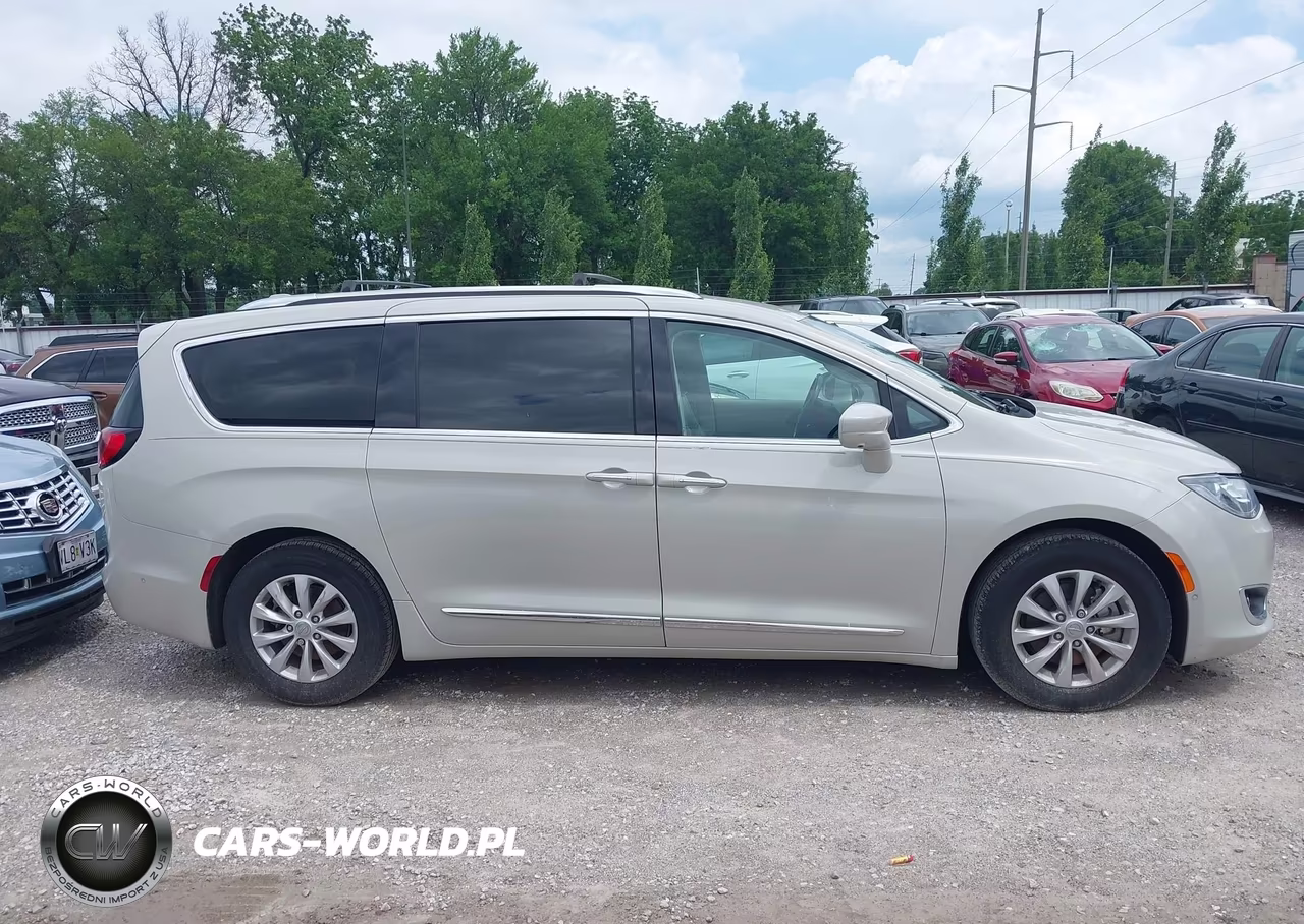 2019 Chrysler Pacifica Touring L VIN:2C4RC1BG4KR686230 - 13