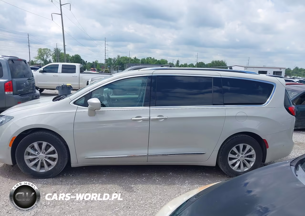 2019 Chrysler Pacifica Touring L VIN:2C4RC1BG4KR686230 - 14