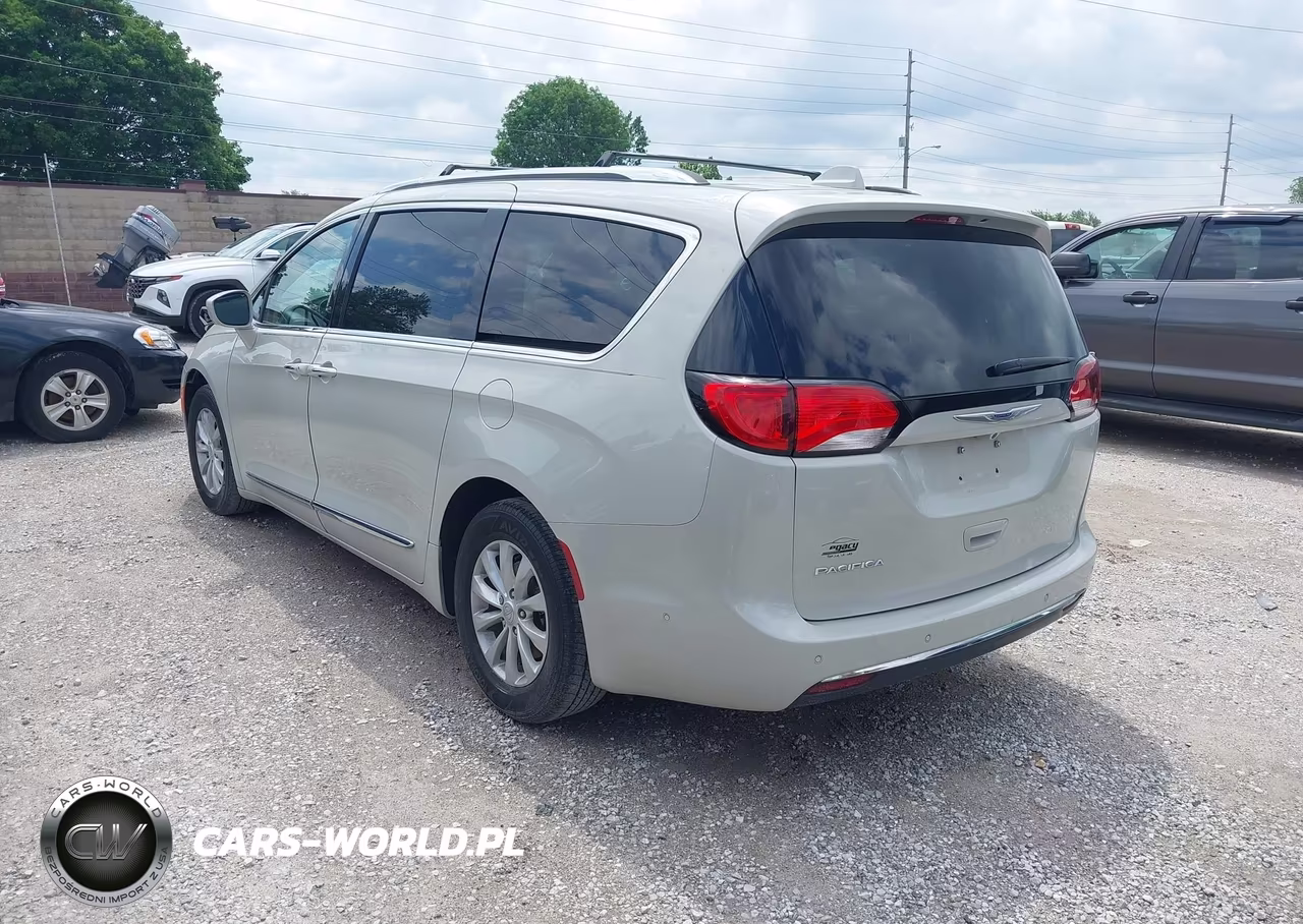 2019 Chrysler Pacifica Touring L VIN:2C4RC1BG4KR686230 - 3