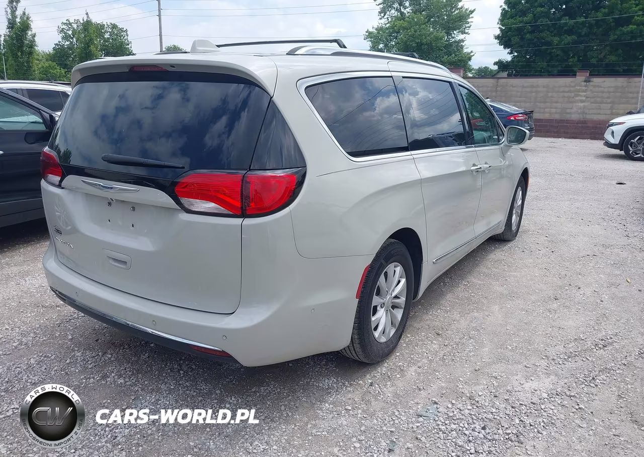 2019 Chrysler Pacifica Touring L VIN:2C4RC1BG4KR686230 - 4