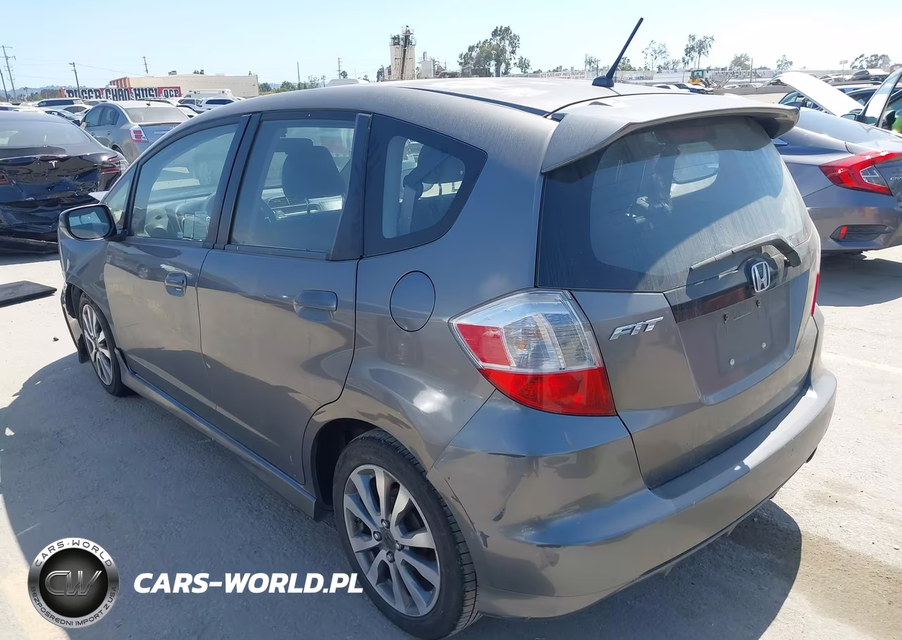 2013 Honda Fit Sport VIN:JHMGE8H58DC046659 - 3
