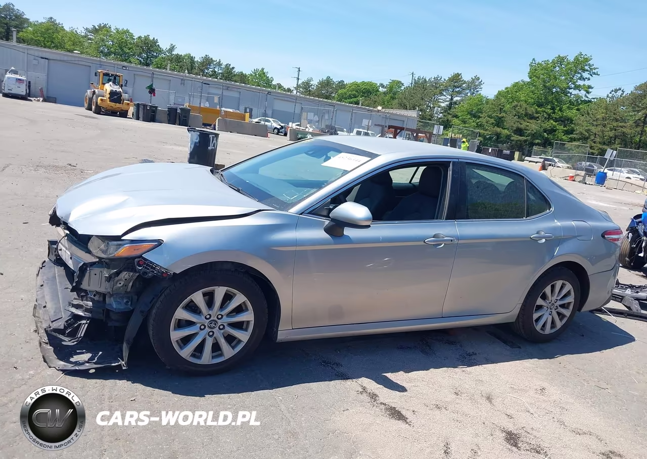 2018 Toyota Camry Le VIN:4T1B11HK4JU106944 - 15