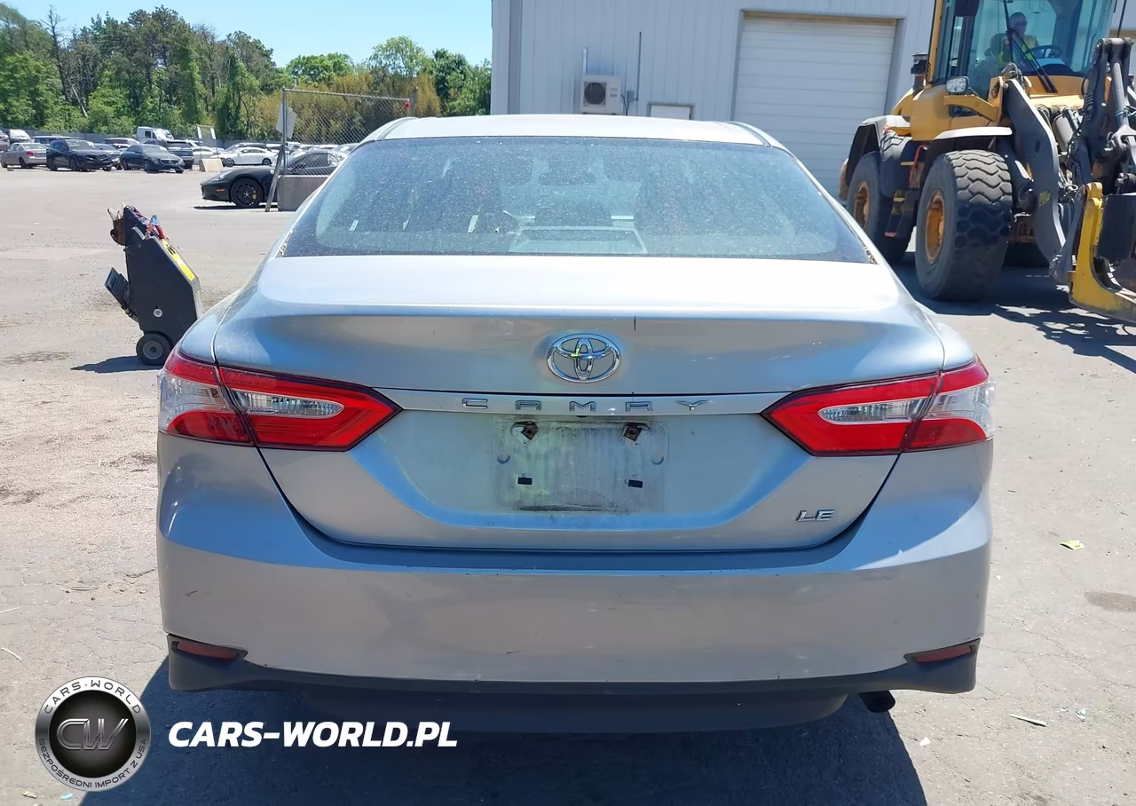 2018 Toyota Camry Le VIN:4T1B11HK4JU106944 - 17