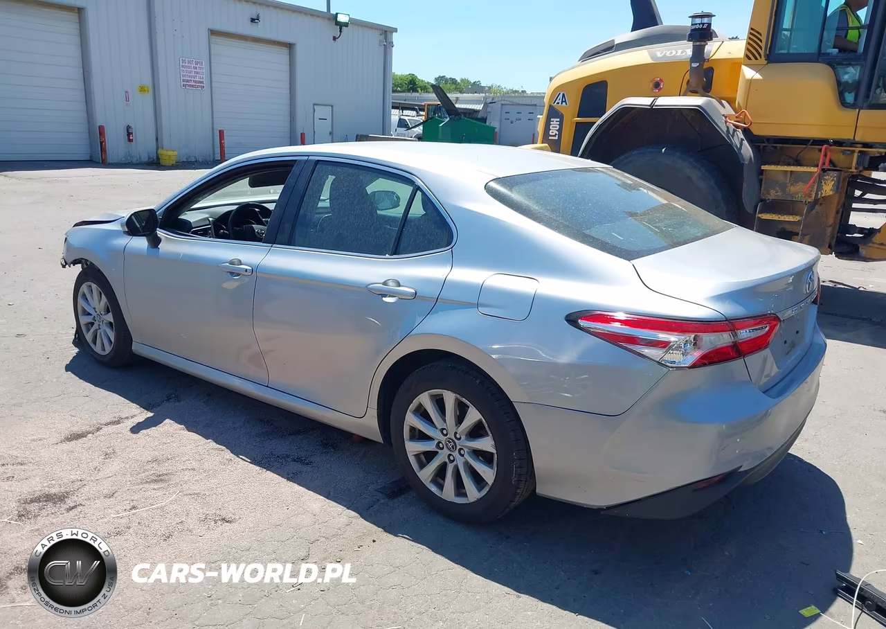 2018 Toyota Camry Le VIN:4T1B11HK4JU106944 - 3