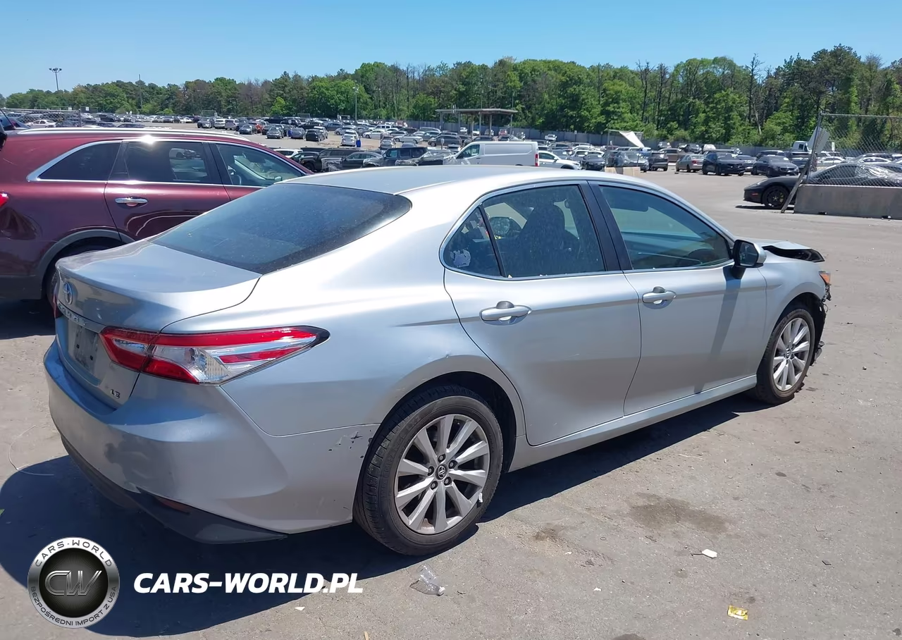 2018 Toyota Camry Le VIN:4T1B11HK4JU106944 - 4