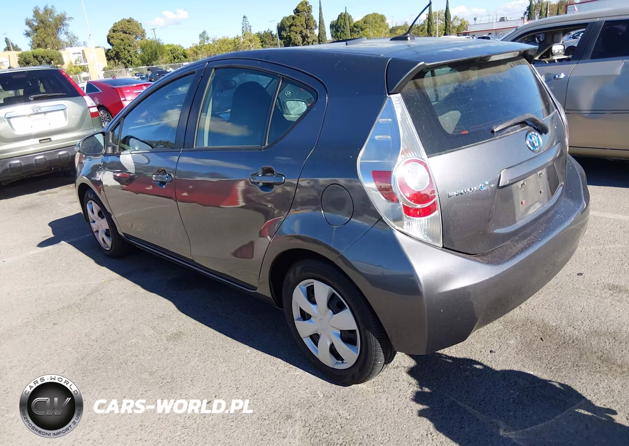 2014 Toyota Prius C Three VIN:JTDKDTB39E1563622 - 3
