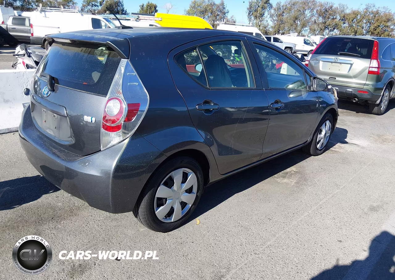2014 Toyota Prius C Three VIN:JTDKDTB39E1563622 - 4
