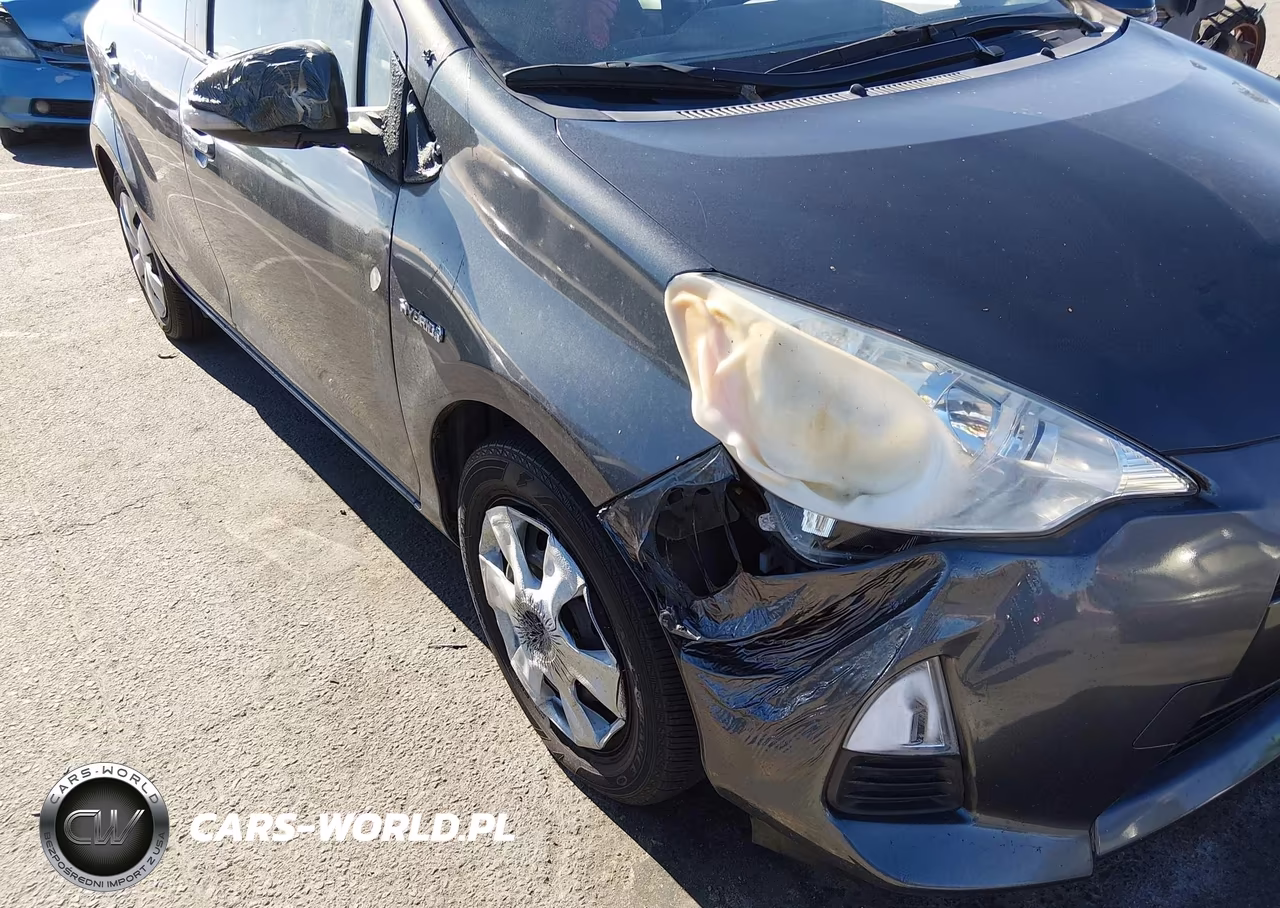 2014 Toyota Prius C Three VIN:JTDKDTB39E1563622 - 6