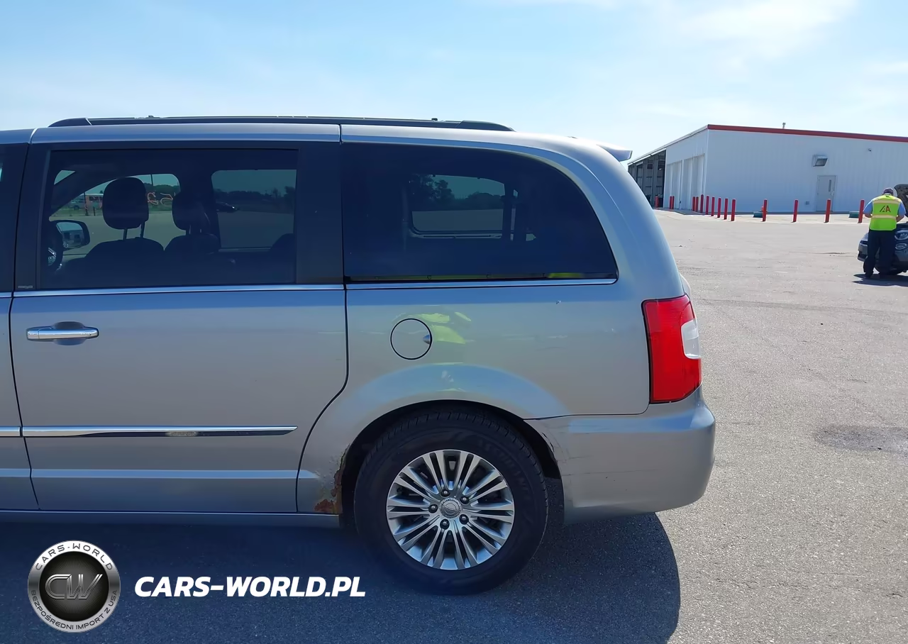 2013 Chrysler Town & Country Touring-L VIN:2C4RC1CG7DR589914 - 6