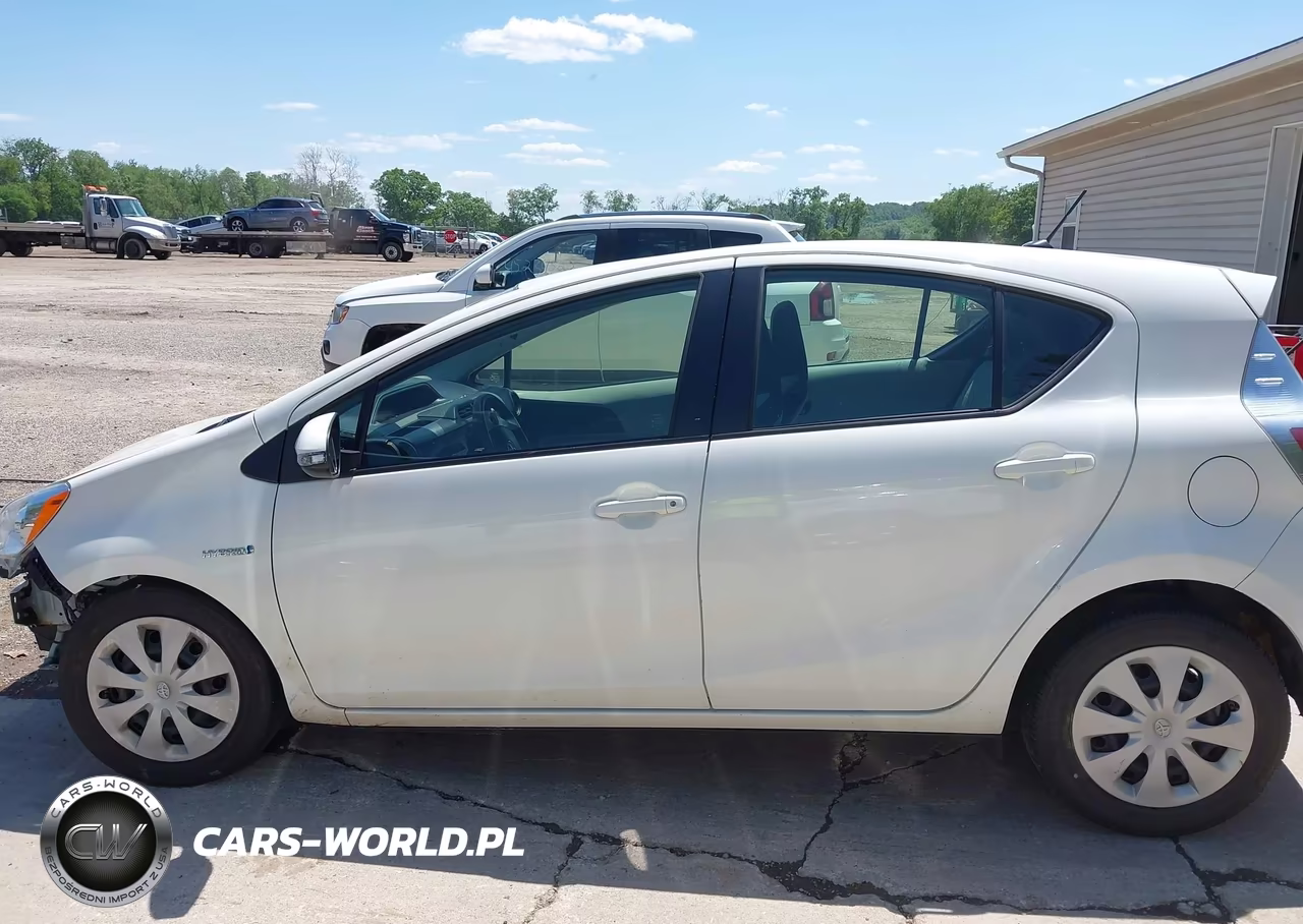 2014 Toyota Prius C One VIN:JTDKDTB35E1077082 - 15