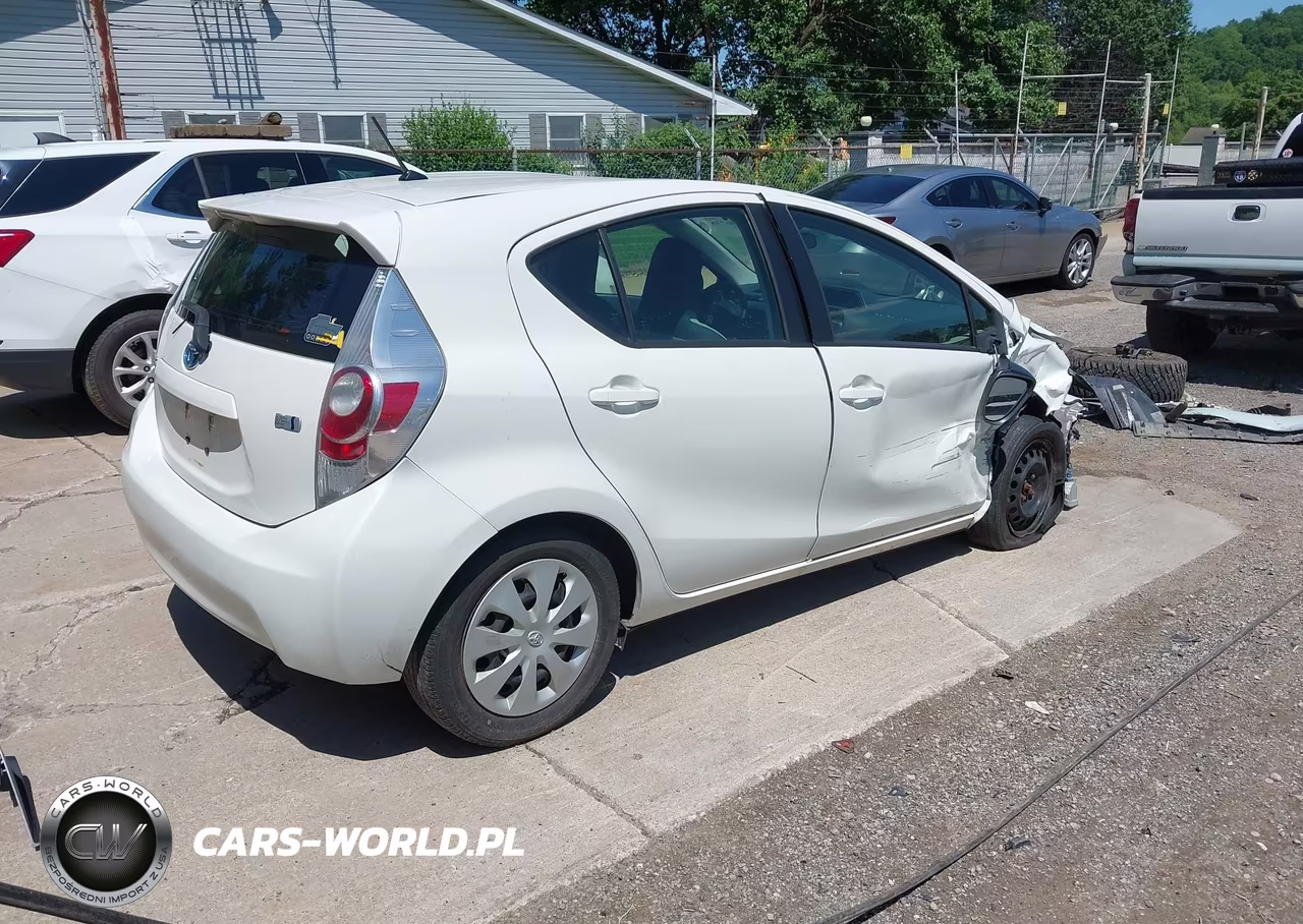 2014 Toyota Prius C One VIN:JTDKDTB35E1077082 - 4