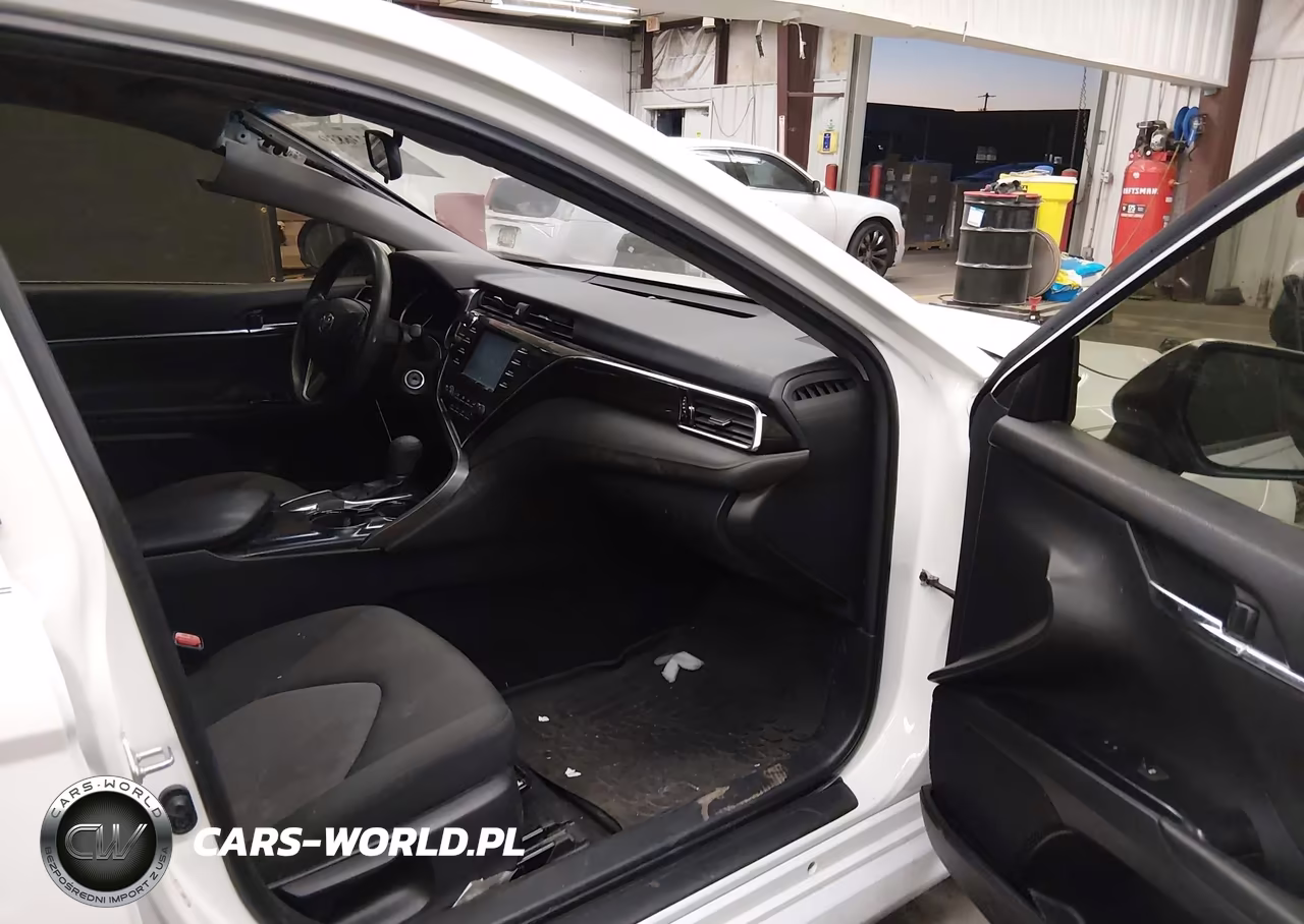 2018 Toyota Camry Le VIN:JTNB11HK9J3067225 - 5