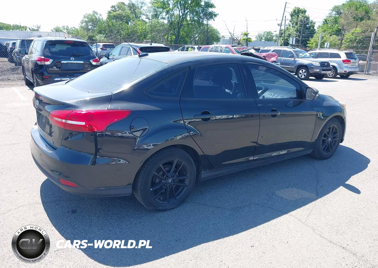 2015 Ford Focus Se VIN:1FADP3F29FL208656 - 4