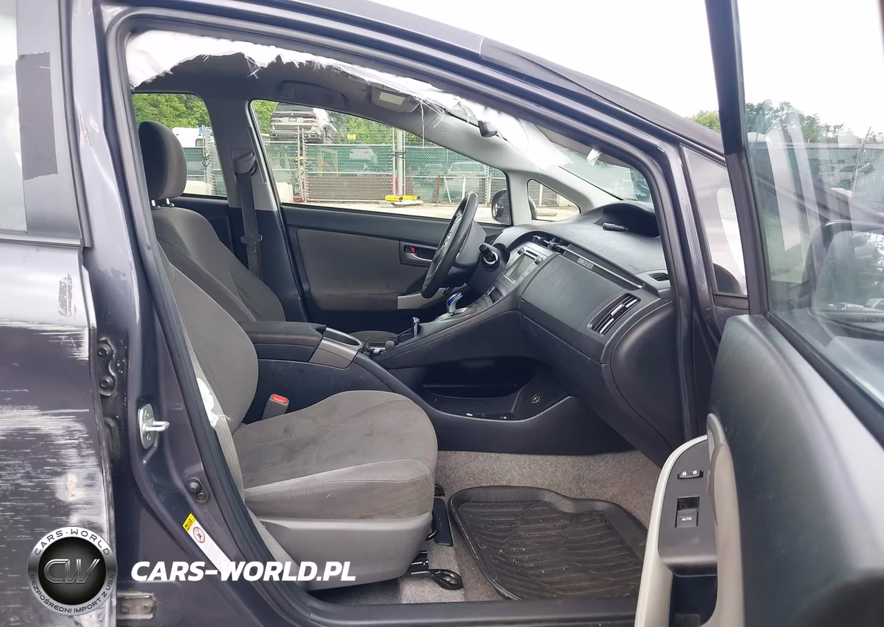 2015 Toyota Prius Two VIN:JTDKN3DUXF1986293 - 5