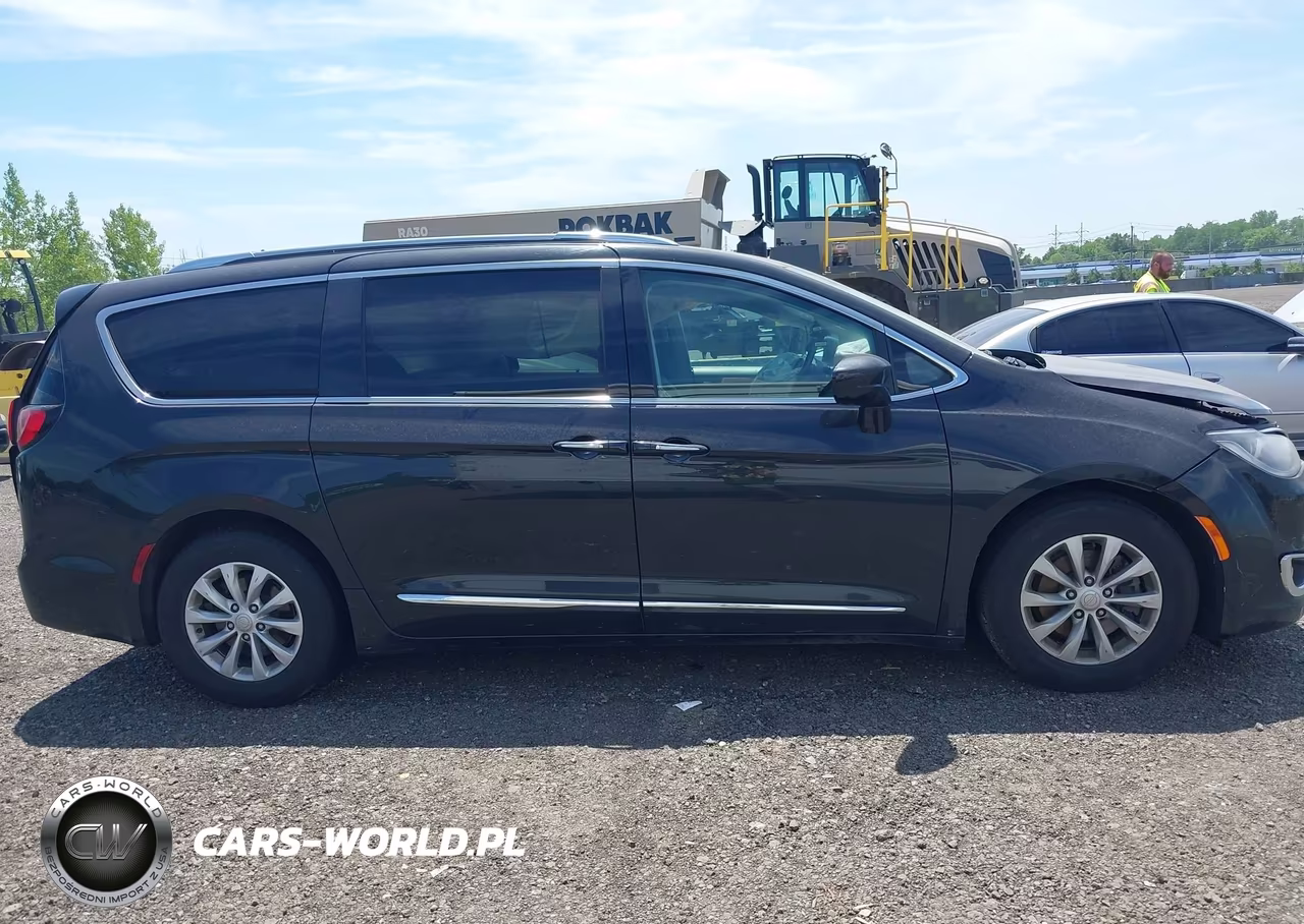 2019 Chrysler Pacifica Touring L VIN:2C4RC1BG0KR577344 - 13
