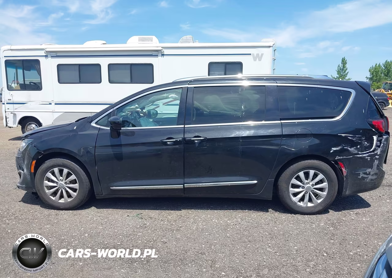 2019 Chrysler Pacifica Touring L VIN:2C4RC1BG0KR577344 - 14