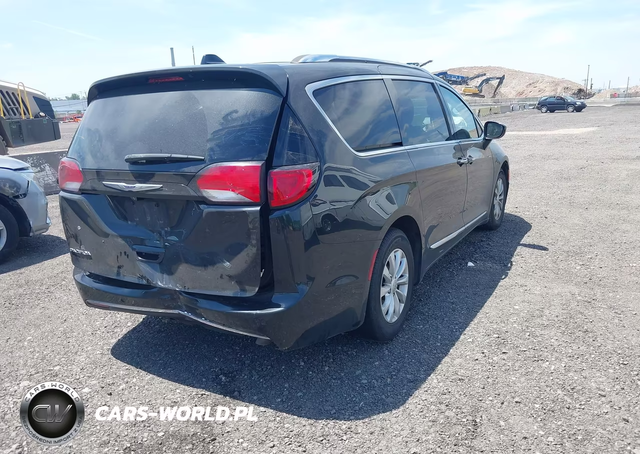 2019 Chrysler Pacifica Touring L VIN:2C4RC1BG0KR577344 - 4