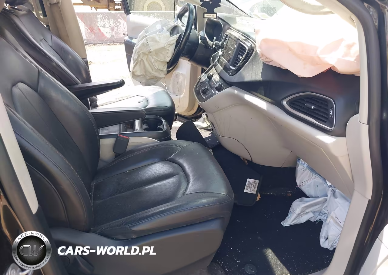 2019 Chrysler Pacifica Touring L VIN:2C4RC1BG0KR577344 - 5