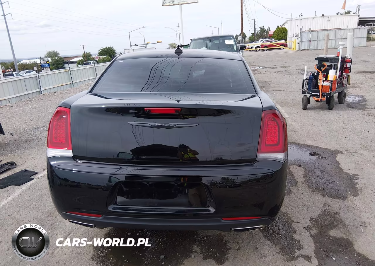 2021 Chrysler 300 Touring VIN:2C3CCAAG3MH609384 - 18