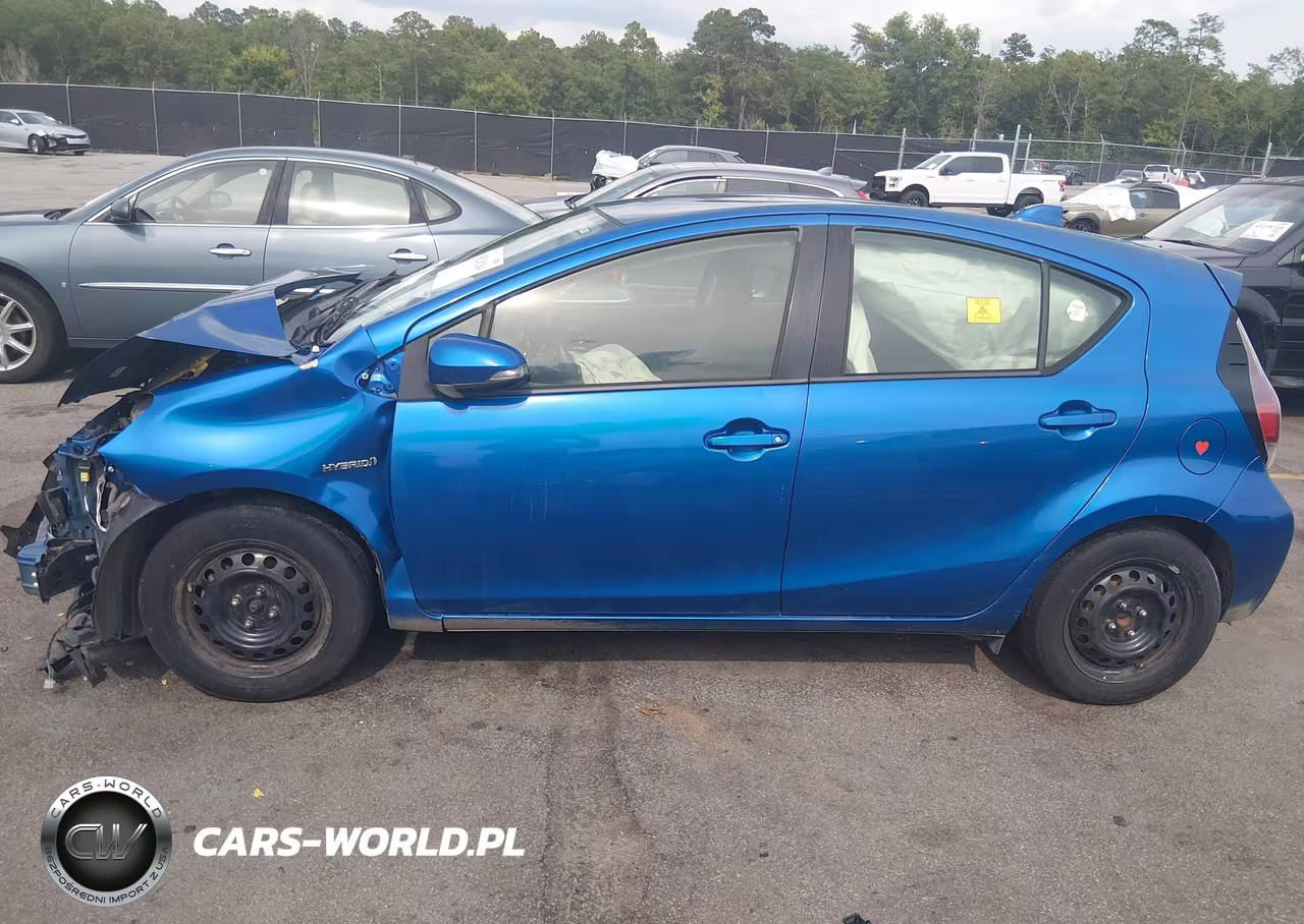 2015 Toyota Prius C Two VIN:JTDKDTB34F1115189 - 15