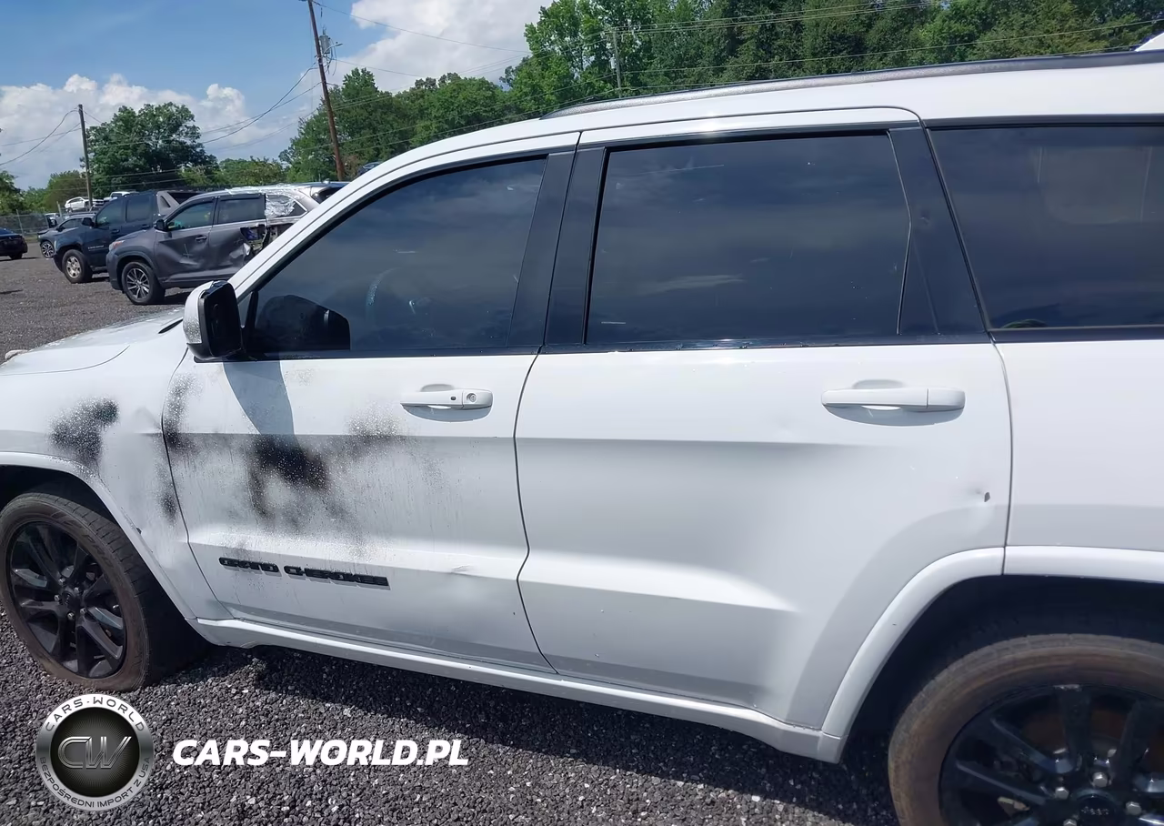 2018 Jeep Grand Cherokee Altitude 4X2 VIN:1C4RJEAGXJC168838 - 14