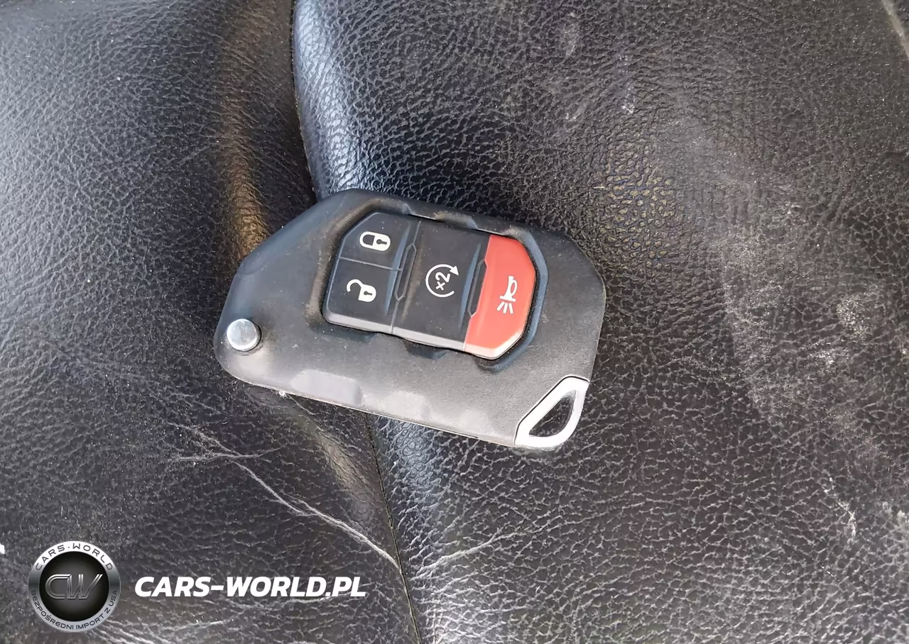 2019 Jeep Wrangler Unlimited Sahara 4X4 VIN:1C4HJXEN0KW504688 - 11