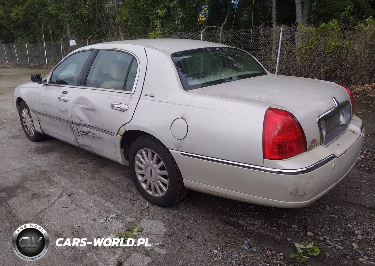 2004 Lincoln Town Car Signature VIN:1LNHM81W84Y687742 - 3