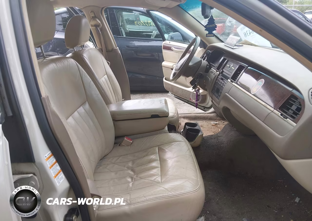 2004 Lincoln Town Car Signature VIN:1LNHM81W84Y687742 - 5